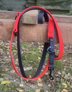 Smycz przepinana czerwono-czarna długość 2,5 m wersja mini